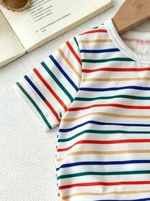SHEIN Playful Pals Bộ áo thun ngắn tay cổ tròn cơ bản cho bé trai, nền trắng phối họa tiết sọc nhiều màu sắc, hình hoạt hình "1, 2, 3" ở bên phải, quần short màu be in hình hoạt hình tương ứng, mềm mại, thoáng mát, màu sắc tươi sáng, phong cách đáng yêu. - Nhiều màu - Xem 6