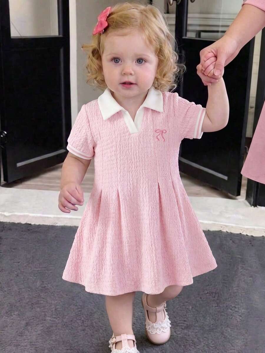 SHEIN 女婴拼接蝴蝶结刺绣褶皱连衣裙，适合日常外出、散步、公园游玩、游乐园、夏季野餐、小型聚会、生日场合等。