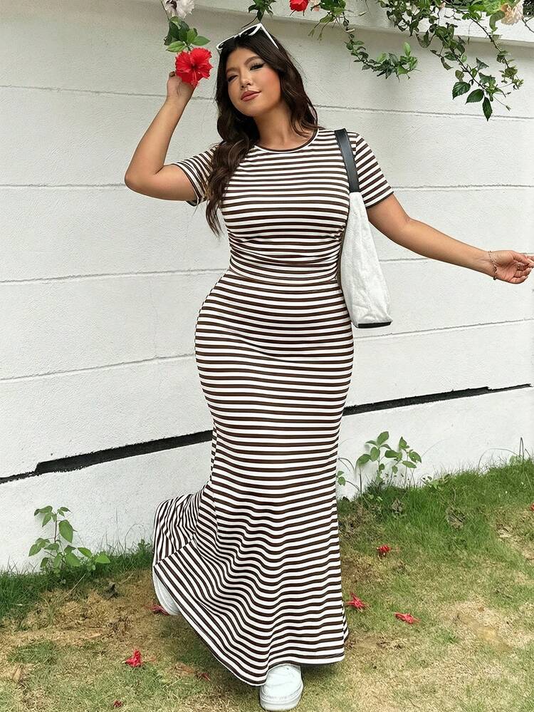 Solflare Conjunto de 2 piezas: Camiseta casual de vacaciones color marrón y vestido largo a rayas de talla grande - Marrón - Añade 4