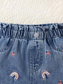 SHEIN Playful Pals 女婴牛仔短裤，夏季新品，时尚休闲可爱风，浅蓝色复古水洗牛仔布，弹性腰带荷叶边设计，彩虹爱心刺绣结合做旧水洗工艺，宽松直筒版型，柔软舒适面料，百搭日常休闲，适合夏季度假等多种场合。 - 中等水洗藍 - 查看 6