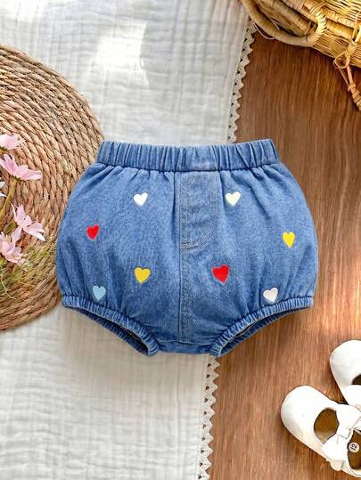 Quần short denim mềm mại, họa tiết trái tim nhiều màu sắc dành cho bé gái.