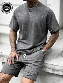 Manfinity Homme Conjunto de camiseta de manga corta con cuello redondo y mangas raglán, con efecto lavado y desgastado, y pantalones cortos con cintura elástica y parches, en estilo vintage y retro para hombres maduros - Gris Oscuro - Ver 1