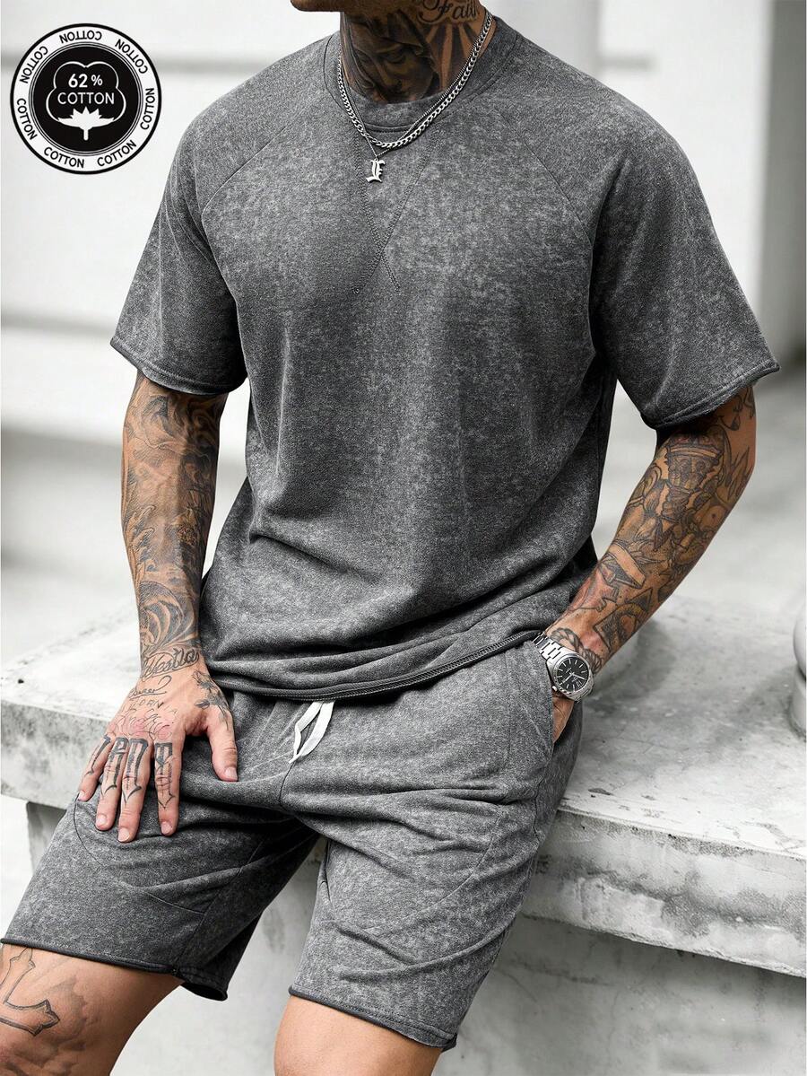 Manfinity Homme Conjunto de camiseta de manga corta con cuello redondo y mangas raglán, con efecto lavado y desgastado, y pantalones cortos con cintura elástica y parches, en estilo vintage y retro para hombres maduros - Gris Oscuro - Ver 1