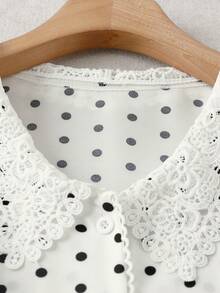 Linhara Blusa de manga corta con cuello de encaje, botones completos, decoración de perlas y ribete de encaje en estilo vintage elegante y casual con lunares en contraste para mujer de talla grande - Blanco y Negro - Ver 3