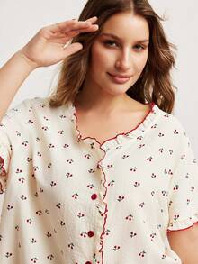 Elorette 大码女式荷叶边V领樱桃印花短袖上衣和短裤睡衣套装，繁花似锦，舒适优雅。 - 杏色 - 查看 5