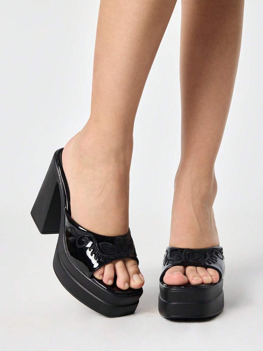 ROMWE Giày sandal cao gót hở mũi thời trang và gợi cảm dành cho nữ, phong cách punk gothic thanh lịch, họa tiết thêu hoa bóng bẩy, đế dày chống thấm nước, gót chunky, giày slip-on mùa xuân/hè dành cho các bữa tiệc đêm/lễ hội. - màu đen - Xem 1
