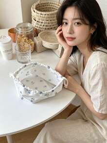Muroi Mono 1 pièce Sac de rangement pour mouchoirs à cordon avec imprimé floral, boîte à mouchoirs portable en polyester épaissi et imperméable, motif fleurs bleues et blanches, mignon et coquet, esthétique, léger et anti-poussière, organisateur de serviettes pliable et réutilisable, multi-usage pour cosmétiques et articles de toilette, accessoire de décoration de style bohème romantique pour la chambre, la salle de bain, le salon, le bureau, la voiture, les voyages, l'appartement, la chambre d'étudiant, décoration quotidienne, essentiel pour les fêtes et les vacances - Voir 7