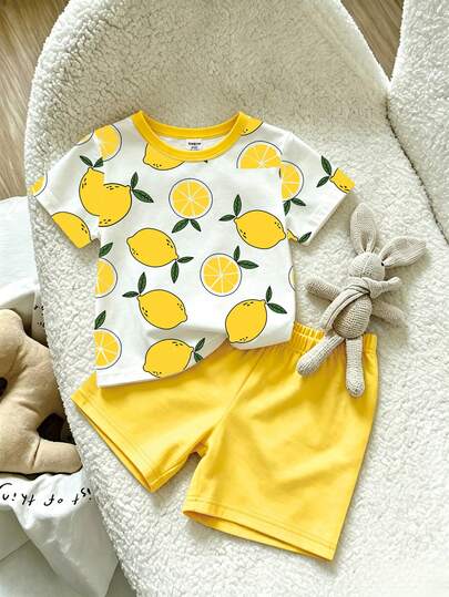 Bộ áo thun và quần short in hình quả chanh cho bé trai.