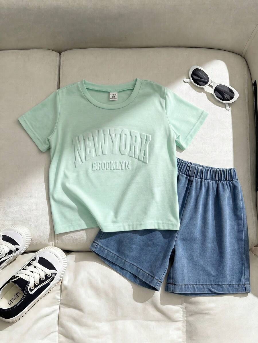 SHEIN Playful Pals Set de 2 piezas de moda minimalista para niño pequeño de primavera/verano, que incluye una parte superior de manga corta con cuello redondo y estampado en inglés de tela de punto color albaricoque, combinada con shorts vaqueros de cintura elástica. Versátil y adecuado para niños pequeños en exteriores y vacaciones. - Verde - Ver 1