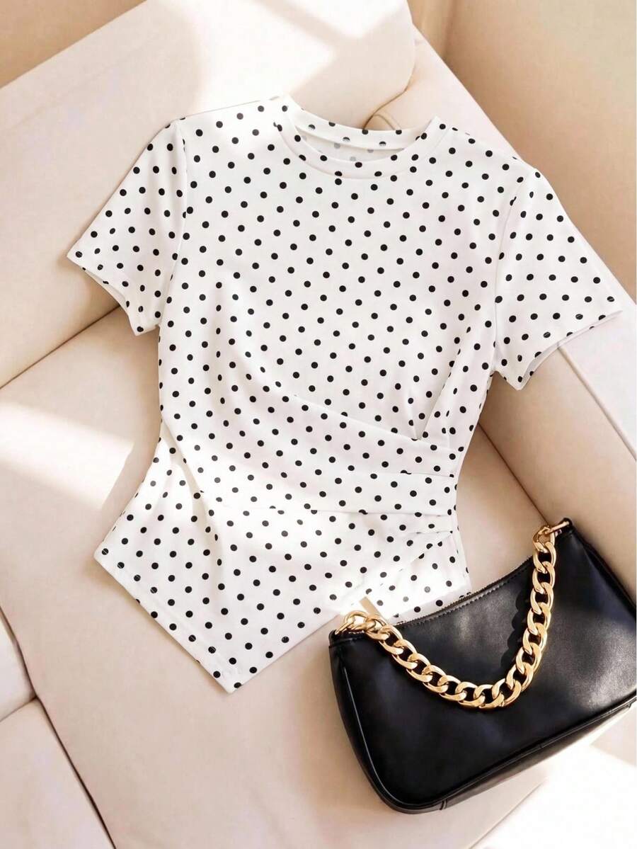 SHEIN BASICS Camiseta de mujer con cuello redondo, manga corta y bajo asimétrico con estampado de lunares - Blanco y Negro - Ver 1