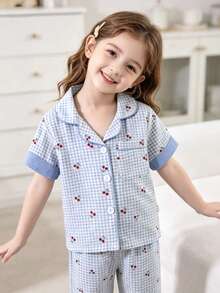 Pijama infantil feminino de duas peças, elegante e charmoso, com estampa xadrez azul-clara e branca, além de delicadas cerejas vermelhas e laços. Este pijama para bebês e meninas apresenta um casaquinho de manga curta com gola lapela e calça comprida, confeccionado em tecido macio para uma experiência aconchegante e casual na primavera e no outono. - Multicolorido - Ver 6