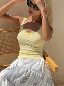 DAZY 女款夏季蕾絲拼接蝴蝶結裝飾修身細肩帶背心，休閒性感短版上衣 - 鵝黃色 - 查看 4