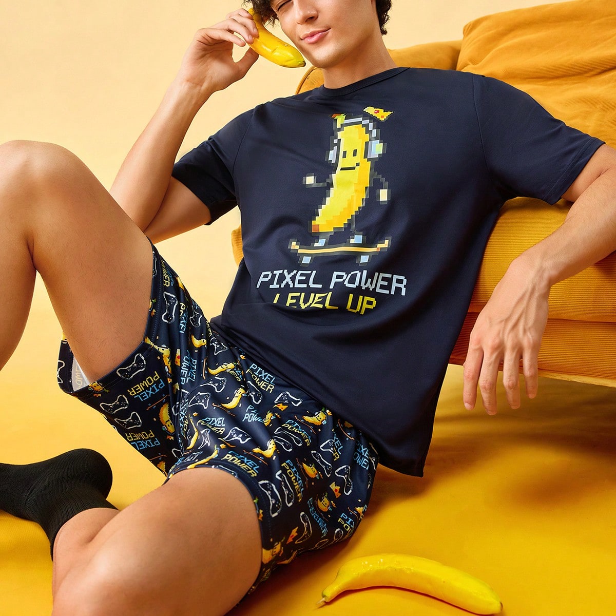 Conjunto de pijama de verano con top de manga corta y pantalones cortos con estampado de eslogan de plátano divertido para hombres