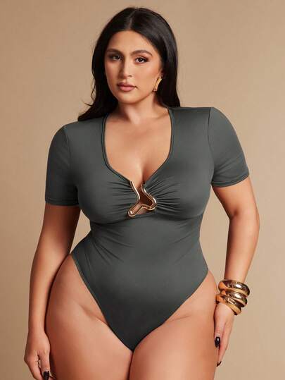 SHEIN BAE Áo liền thân tay ngắn dáng ôm tối giản, thiết kế bất đối xứng, khoét rỗng bằng kim loại dành cho nữ cỡ lớn.