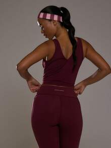 Musera Sport Áo ba lỗ cổ chữ V kẻ sọc tương phản, thích hợp cho thể thao, tập luyện, tập gym, tập Pilates, thể dục, mặc hàng ngày, phong cách thường ngày, điểm nhấn là chiếc áo. - Màu Đỏ Sâu - Xem 4