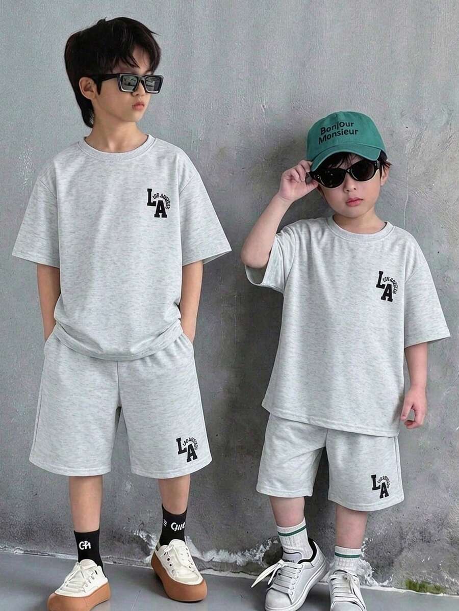 SHEIN Little Byeori 两件套儿童/青少年男童针织字母印花短袖T恤和短裤套装,休闲装,适合通勤、上学、日常穿着、运动和夏季穿着。 - 灰色 - 查看 1