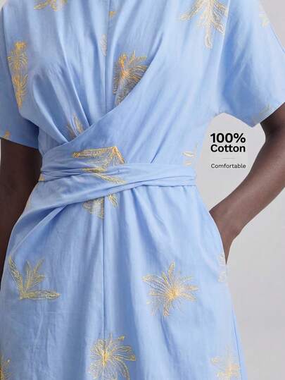 Ontre ชุดเดรสสีน้ำเงินสำหรับผู้หญิง ผ้าพื้นสีฟ้าปักลายแอปริคอท ผ้าใส่สบาย ทรงเข้ารูป คอกลมเล็กน้อย ไหล่ตกเล็กน้อย แขนสั้น ดีไซน์เอวไขว้รัดรูป สไตล์โบฮีเมียน ชุดสำหรับวันหยุด สไตล์เดียวกับอินฟลูเอนเซอร์ เทศกาลดนตรีคันทรี่ สไตล์ตะวันตก ผ้าคุณภาพสูง ใส่สบาย