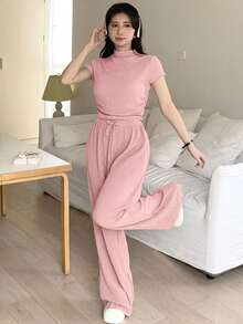 SHEIN 少女春夏纯色咖啡色立体压纹字母图案针织圆领休闲宽松短袖T恤上衣搭配休闲宽松长裤套装，适合上学、日常、各种场合，是返校季和校园穿搭的理想之选。 - 粉色 - 查看 5