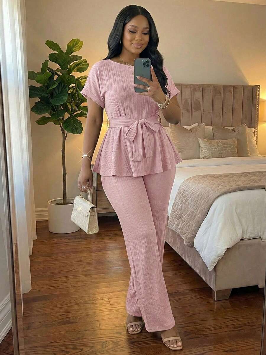 SHEIN Lady CURVE 大码女式粉色圆领短袖衬衫和裤子休闲两件套，配套上衣和裤子两件套，女式服装，荷叶边上衣套装，粉色两件套 - 粉色 - 查看 1