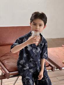 Dazy Kids Bộ đồ ngủ gồm áo sơ mi cổ bẻ in họa tiết cài cúc và quần ống đứng, thích hợp cho bé trai tuổi thiếu niên. - Màu xanh hải quân - Xem 4