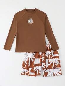 SHEIN 两件套复古夏威夷风青少年男童泳衣，主体为深棕色，饰以白色日落棕榈树印花，插肩袖设计，宽松及膝款式，深棕色底色搭配白色大棕榈树阴影印花，时尚休闲，适合游泳、夏季度假、海滩、泳池派对等场合。 - 棕色 - 查看 7