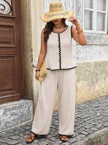 SHEIN Tall CURVE Conjunto de 2 piezas de top sin mangas de cuello redondo con cinta de color contrastante y pantalones rectos de cintura elástica, talla grande - Beis - Ver 3