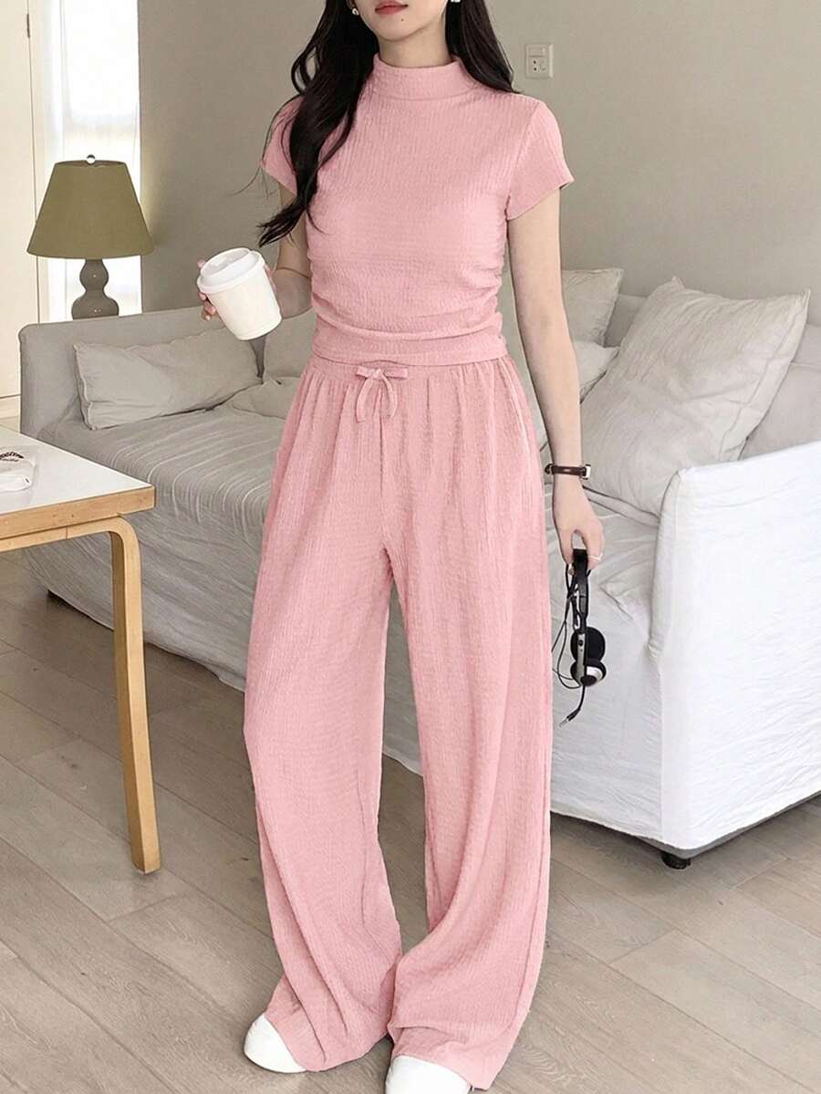 SHEIN 少女春夏纯色咖啡色立体压纹字母图案针织圆领休闲宽松短袖T恤上衣搭配休闲宽松长裤套装,适合上学、日常、各种场合,是返校季和校园穿搭的理想之选。 - 粉色 - 查看 1