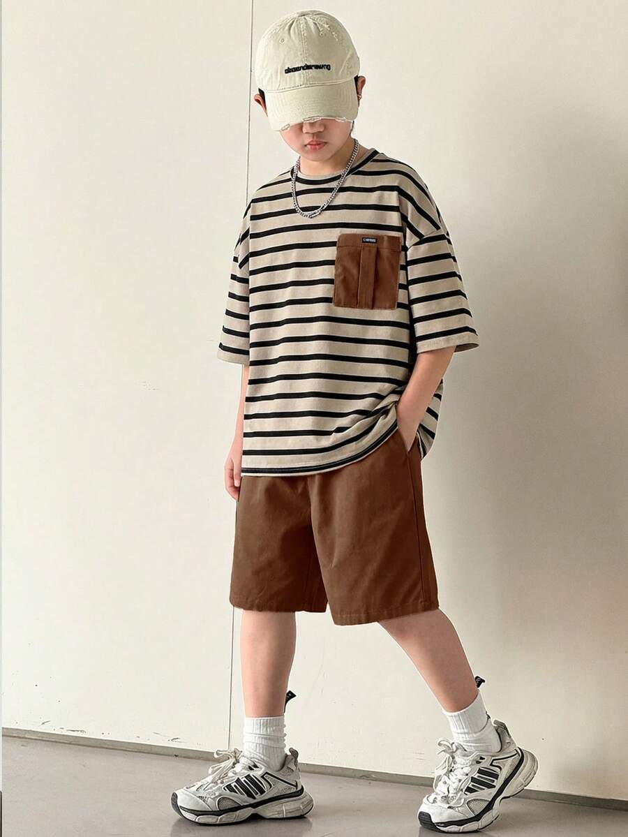 两件套儿童/青少年男童休闲韩版宽松条纹撞色印花口袋圆领短袖T恤和纯色短裤套装,适合通勤、上学、日常休闲、运动、春夏穿着。 - 棕色 - 查看 1