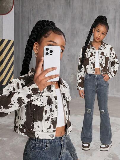 Áo khoác denim cho bé gái, áo khoác denim cổ điển in họa tiết bò sữa retro mới, phù hợp cho mọi mùa, dáng ngắn giúp cân đối vóc dáng, phối cùng quần jeans cạp cao, giày đế xuồng và kính thời trang để tạo nên vẻ ngoài cổ điển thập niên 2000.
