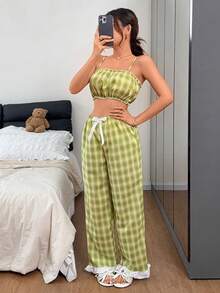 Napfluff Bộ đồ ngủ 2 món họa tiết kẻ caro tươi tắn, áo hai dây viền bèo nhún. - màu xanh lá - Xem 6