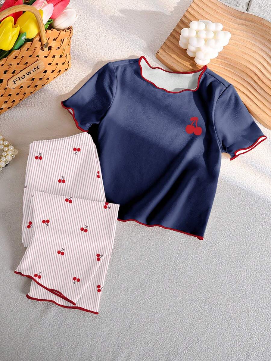 SHEIN 一套女童睡衣,红色樱桃印花藏蓝色上衣,撞色红色荷叶边领T恤,搭配粉色条纹樱桃印花长裤,舒适家居服 - 寶藍色 - 查看 1