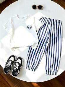 Set de 2 piezas con camiseta de manga corta de cuello redondo de tela de punto de unicolor y pantalones largos a rayas para niño pequeño, adecuado para uso casual de verano y vacaciones - Azul - Ver 8