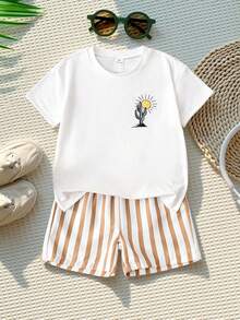 SHEIN Playful Pals 2件組 小男孩白色夏季家庭度假休閒套裝，口號與汽車圖案插肩袖上衣搭配條紋短褲，春夏戶外玩樂 - 彩色 - 查看 9