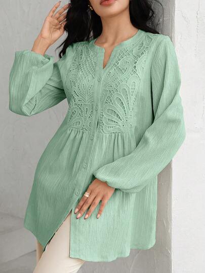 Graceveil Camisa de manga comprida com gola entalhada e textura em patchwork de renda, em cor sólida.
