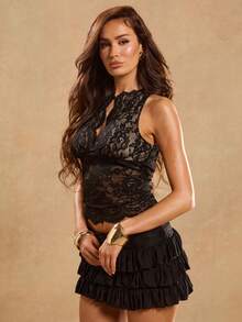 SHEIN Glamour Blusa de mujer con cuello en V, sin mangas, con encaje elástico negro, recorte de encaje y estampado de colocación, blusa versátil y sexy para festivales de música de moda - Negro - Ver 7