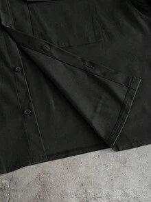 AXEPEAK Kemeja Lengan Pendek Pria Ukuran Besar dengan Cetakan Huruf dan Kantong Serbaguna - Hitam - View 6