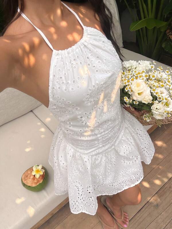 Sunnyshic Damen Weißes besticktes Spitze Neckholder Mini Kleid, Strandoutfit, sexy & modischer Strandresort Stil, Frühling/Sommer