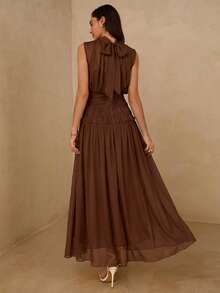Enchnt Đầm chiffon xếp ly không tay, hở lưng, cổ tàu, màu trơn - màu nâu - Xem 2