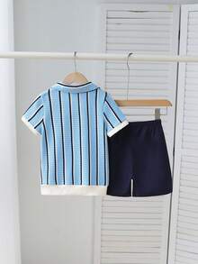Souflis Souflis 两件套男童夏季复古条纹纹理短袖polo衫+休闲短裤套装，翻领V领设计，华夫格纹理针织面料，适合日常散步、幼儿园、家庭出游等场合。 - 藍色 - 查看 2