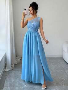 Elenzga Đầm dạ hội lệch vai màu xanh băng giá thanh lịch, họa tiết hoa thêu tinh tế kết hợp với chất liệu chiffon mềm mại, toát lên vẻ sang trọng đầy quyến rũ. - Màu xanh lam - Xem 4