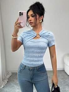 SHEIN Elenzya 女士优雅休闲金属环纹理针织修身短袖T恤，适合女性参加派对、约会、婚礼季、工作通勤、商务正式场合、圣诞节、毕业季、返校季、毕业典礼、教师节、圣诞节、情人节、感恩节等各种场合，也适合日常穿着、春夏穿着，是夏季的理想之选。这款女士优雅度假风金属环纹理针织短袖T恤，是夏季的完美之选。 - 藍色 - 查看 6