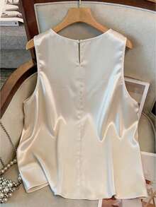 SHEIN CURVE+ Áo hai dây cổ tròn thanh lịch bán chạy nhất dành cho nữ cỡ lớn, thiết kế vải satin bóng, kiểu dáng ôm sát tôn dáng, phù hợp cho đi làm hàng ngày, các dịp trang trọng và hoạt động ngoài trời. - Màu be - Xem 2