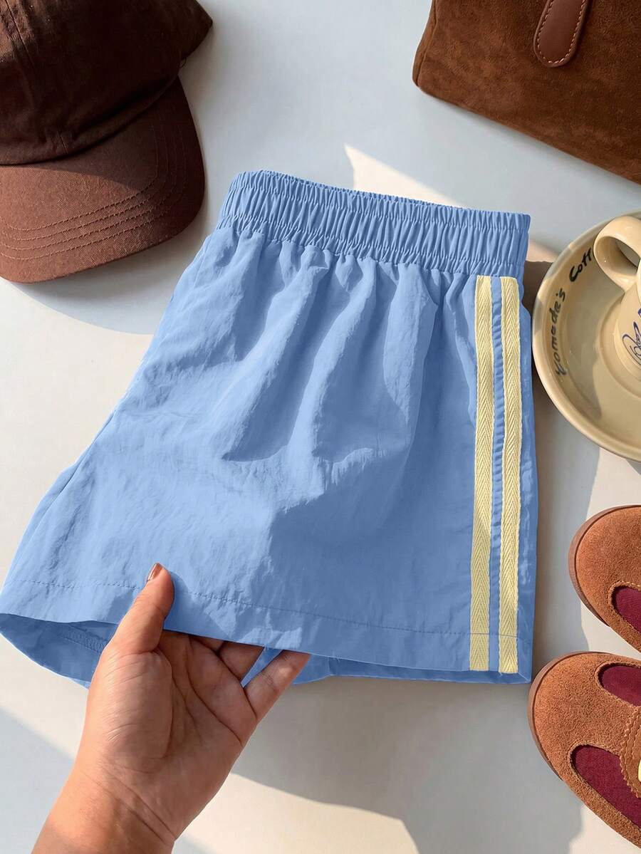 Comfortcana Quần short thể thao nữ màu xanh dương dáng ngắn, có viền sọc vàng bên hông, làm từ vải dệt trơn. - Màu xanh lam - Xem 1