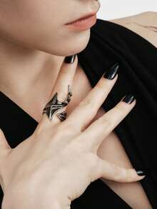 MortiRose Un anillo de mujer con estilo gótico retro y personalizado con un diseño elegante - Sustituto Platino - Ver 3