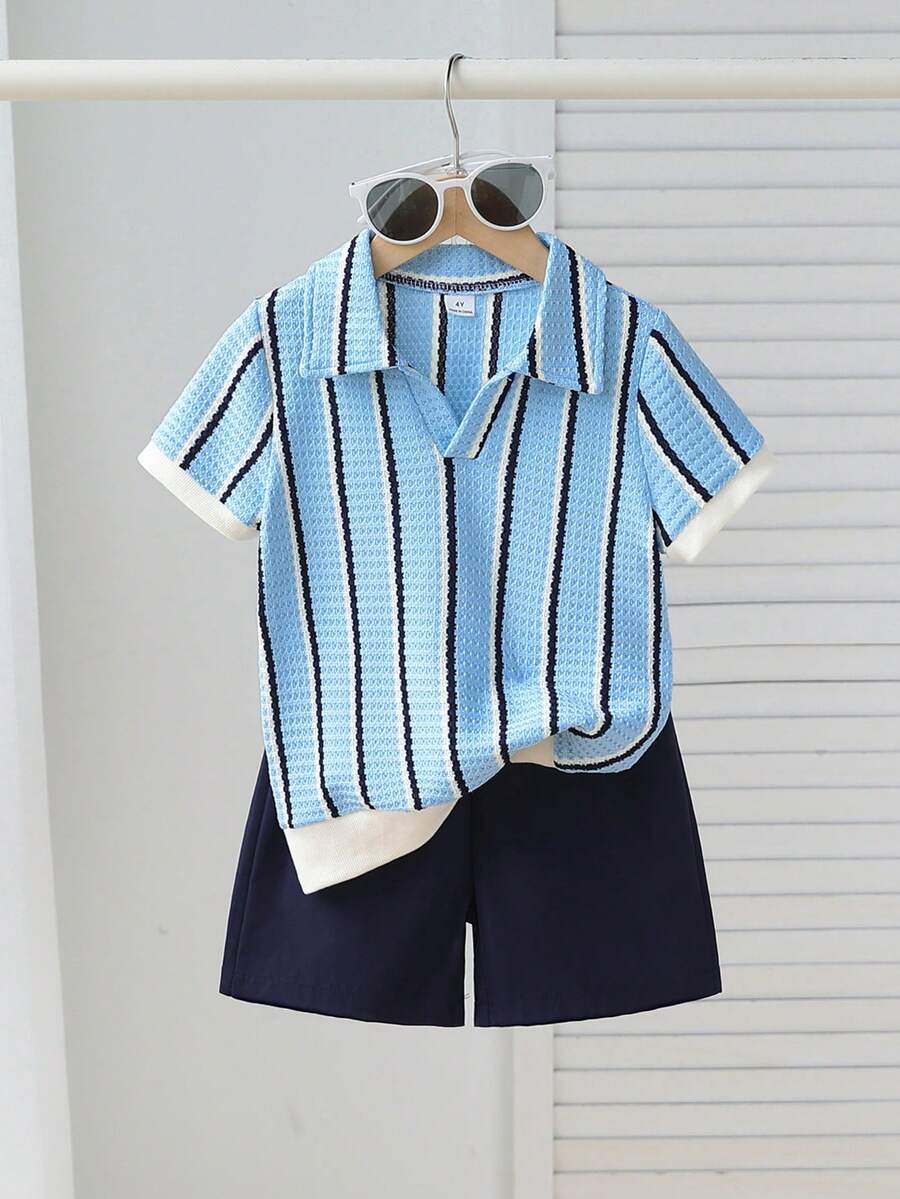 Souflis Souflis 两件套男童夏季复古条纹纹理短袖polo衫+休闲短裤套装,翻领V领设计,华夫格纹理针织面料,适合日常散步、幼儿园、家庭出游等场合。 - 藍色 - 查看 1