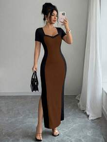 SHEIN 女士夏季新款性感时尚双色收腰修身短袖方领长裙。采用纹理面料，饰有心形方领、短袖和撞色黑色腰线，兼具性感魅力与精致优雅，适合派对、约会或半正式场合。这款连衣裙属于百搭双色修身长裙系列，黑色和杏色拼接设计，显瘦显瘦。 - 棕色 - 查看 3