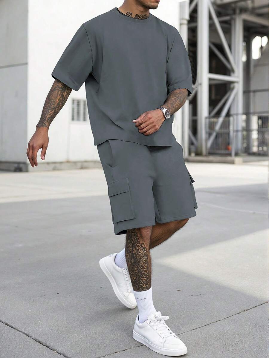 Manfinity Homme 2 pièces/Set T-shirt à manches courtes en tissu confortable et short à taille élastique avec cordon et poches multiples, décontracté pour les vacances, les fêtes, les sorties, les sports, le bureau, style classique printemps/été, convient pour un usage personnel ou en cadeau - Gris foncé - Voir 1