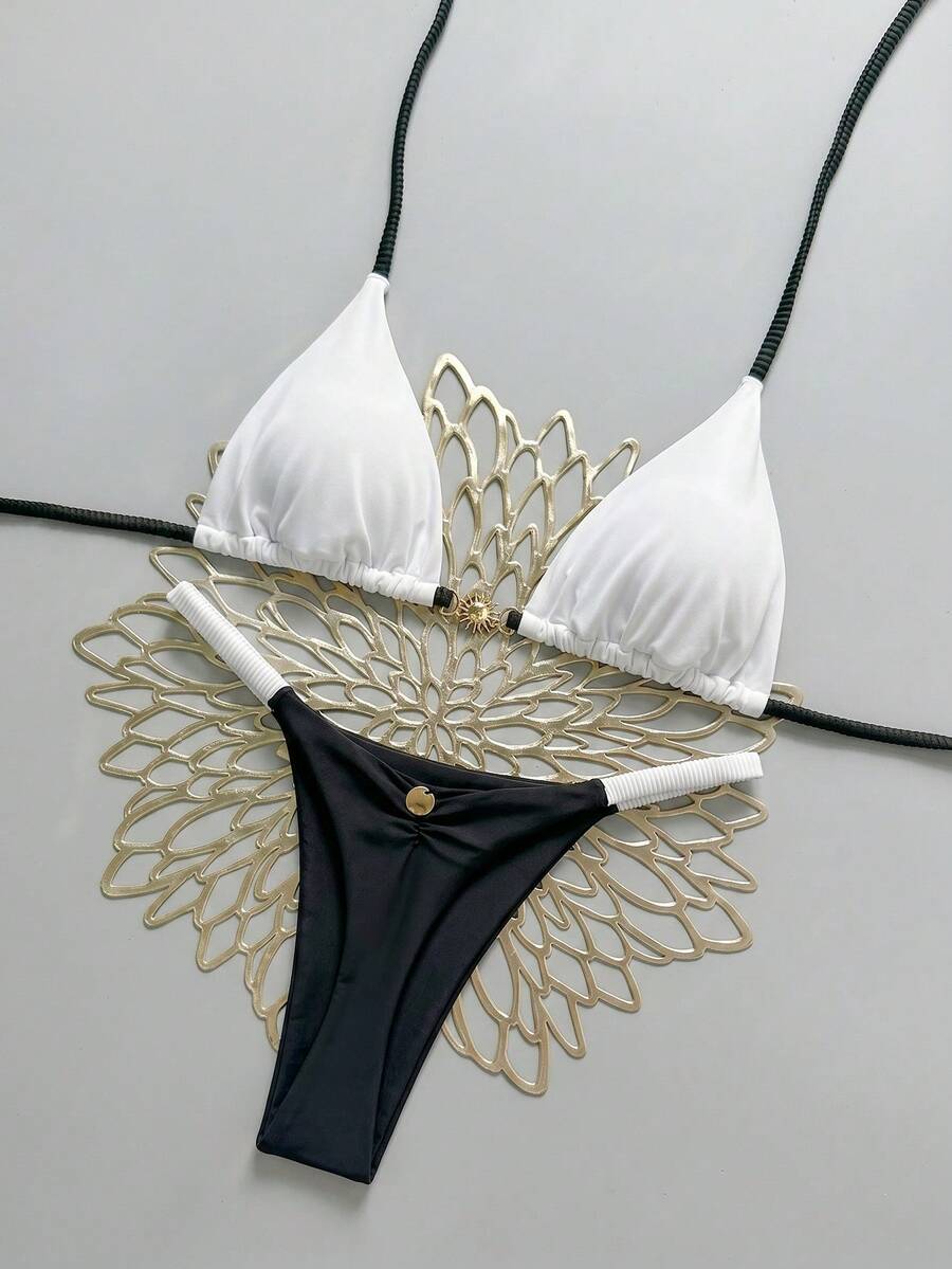 Swim Mod 女士新款V领金属装饰纯色露背吊带三角比基尼套装,性感丁字泳衣,春夏款 - 彩色 - 查看 1