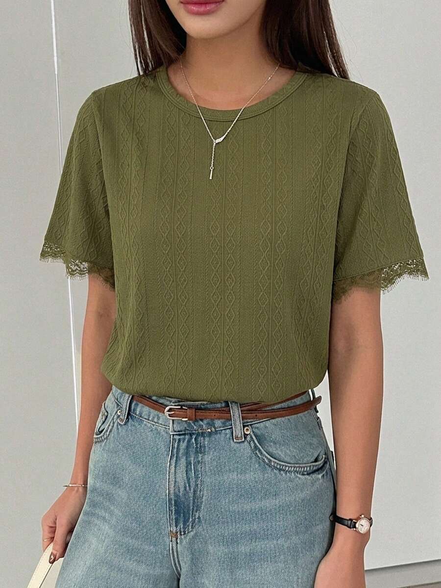 DAZY 女款夏季圓領短袖蕾絲拼接套頭休閒極簡風T恤 - 軍綠色 - 查看 1