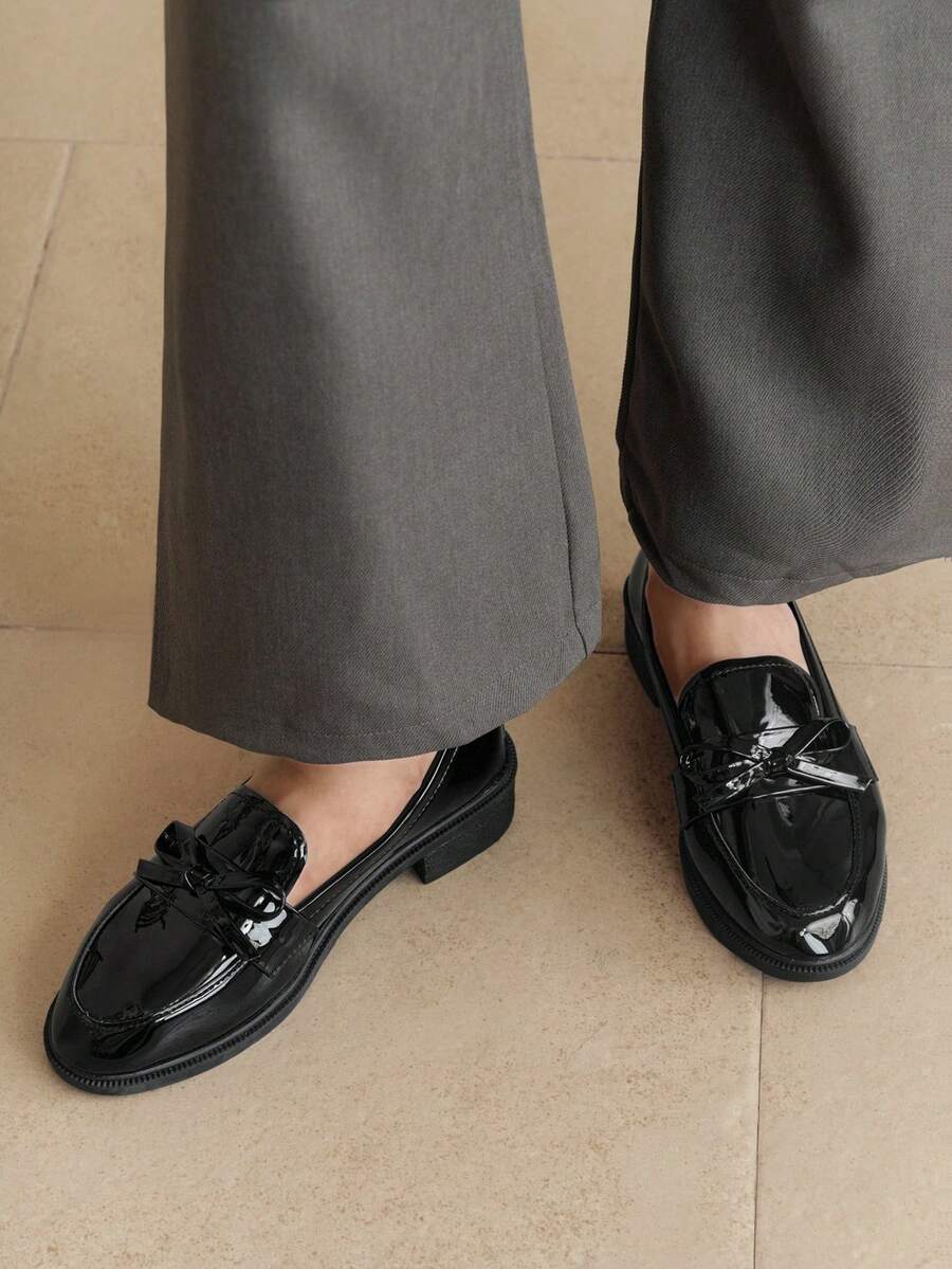 Alvarani Women's Bow Detail Round Toe Flat Patent Leather Black Loafers For Work - Black - View 1